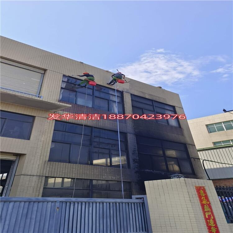 外墙滚涂料团队为维修啊是的覅u噶全力打造安全美观建筑立面