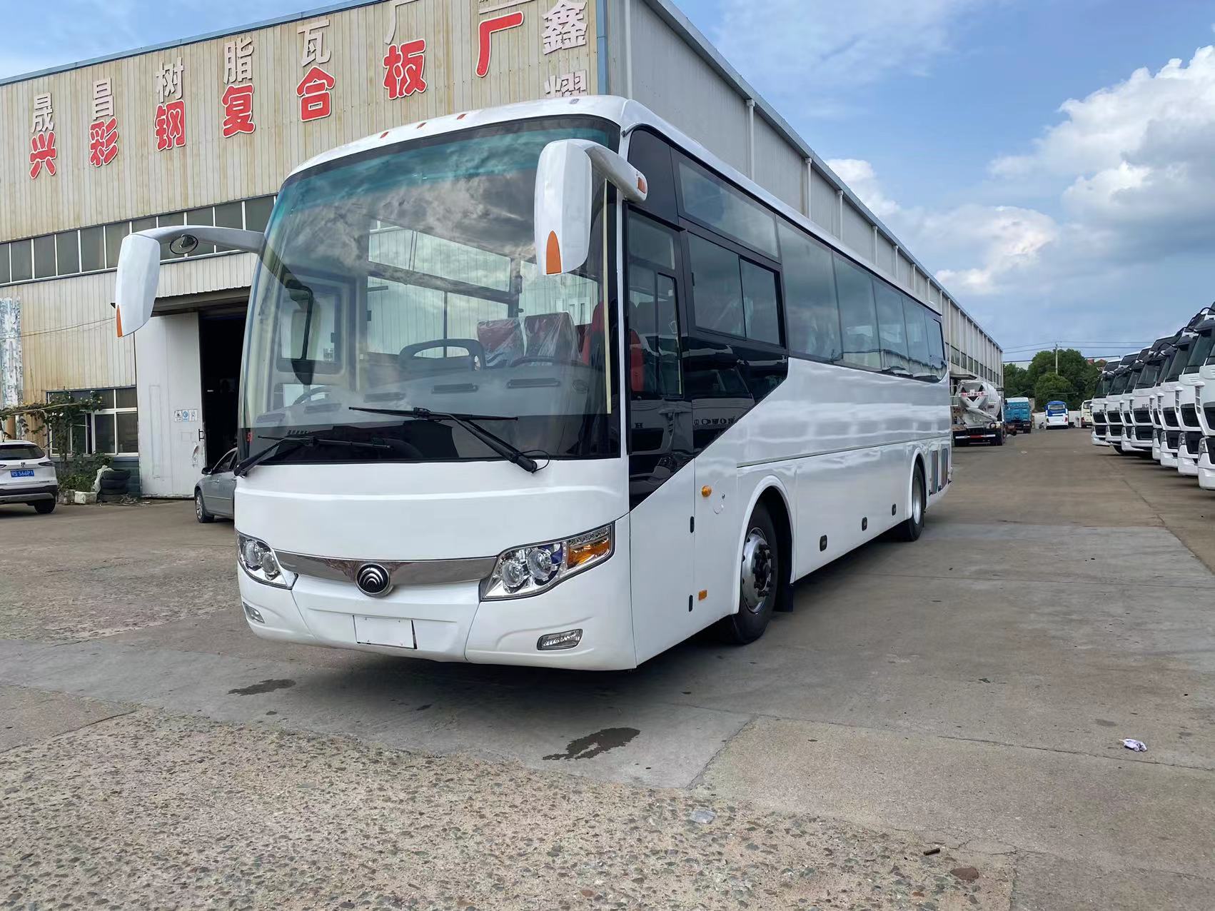 出口新能源中巴大巴60座3+2布局客车双门布局绿色出行新潮流