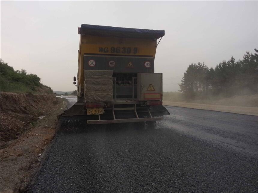 道路养护维修纤维同步碎石封层技术