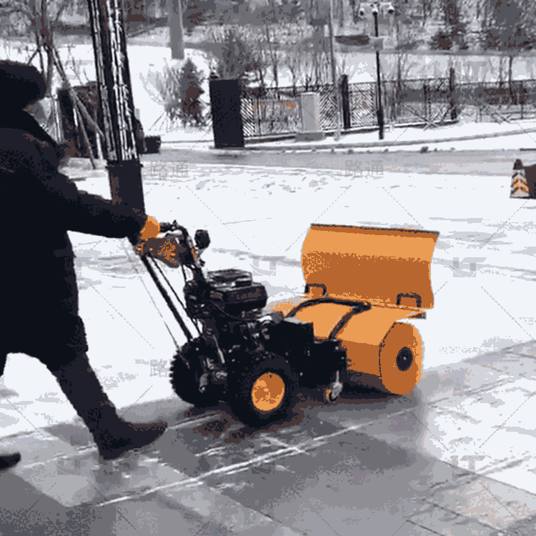 沙滩车扫雪机 皮卡箱货车前置1.5米滚刷头 家用小型扫雪机