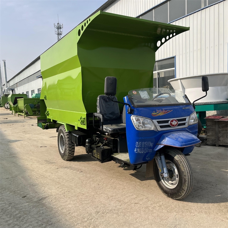 牛羊饲草拉料车 抛料车工作视频 刮板式投料车