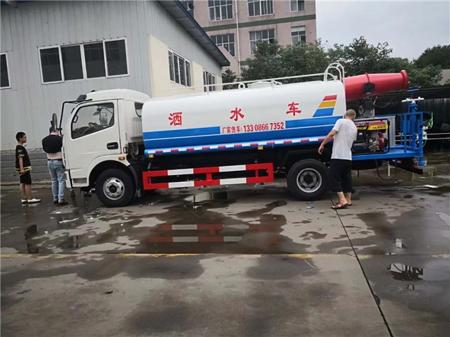 市政蓝牌洒水车 2020年东风新款带抑尘设备的洒水车批发