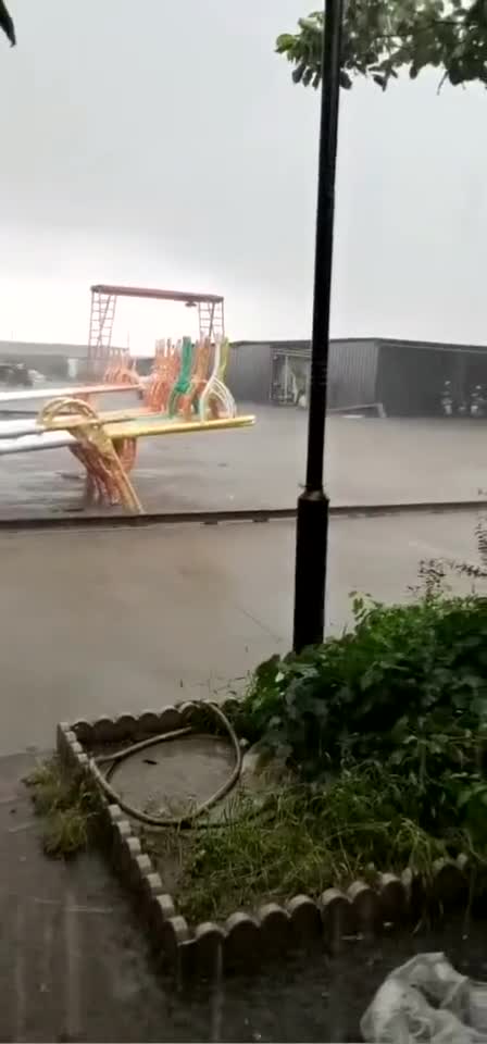 下雨赶货中